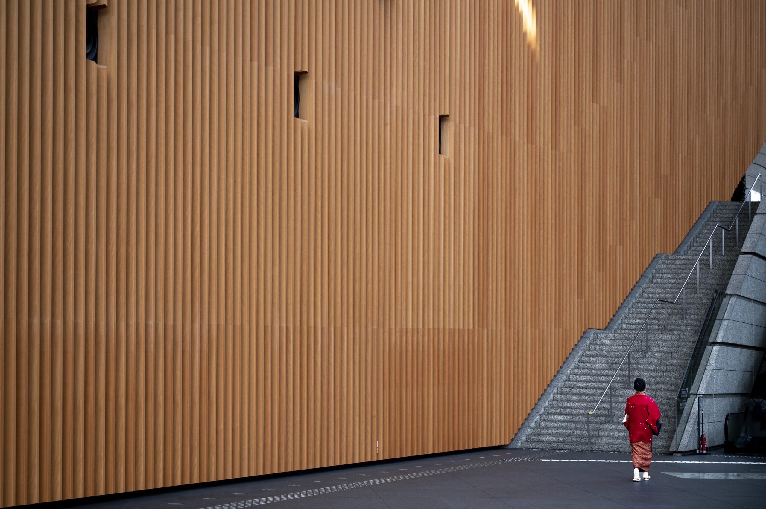 aluminium-wall-person-traveling-trought-city-decoral